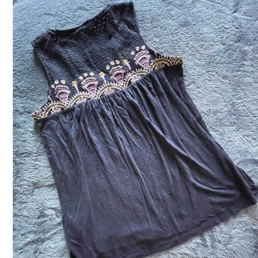 Chic Black Sleeveless Blouse with Embroidered Accents